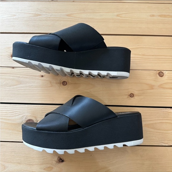 Sorel Shoes - Black & White Sorel sandals